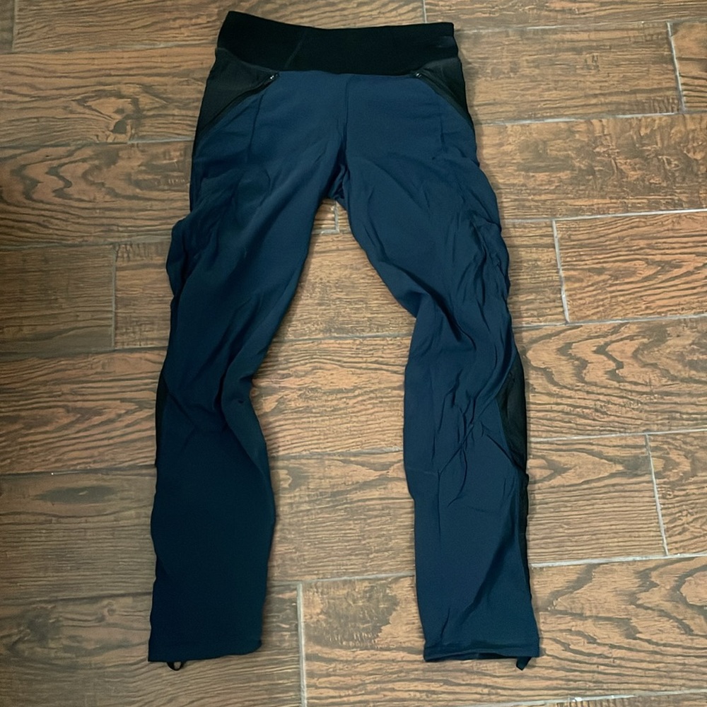 The North Face woman’s leggings, like Aphrodite hiking with ankle cinches